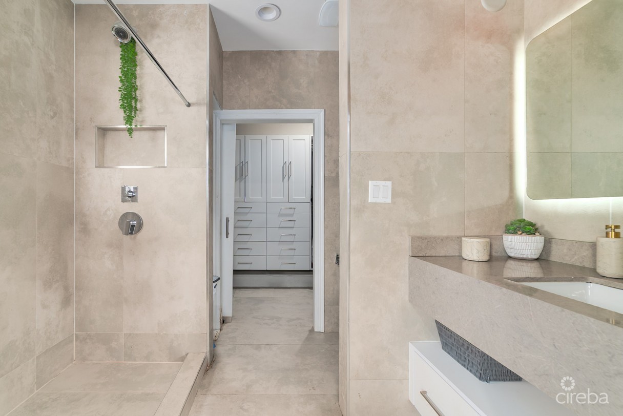 Elevated, 6-bedroom  Single Family Home On A Massive Parcel - Image 10