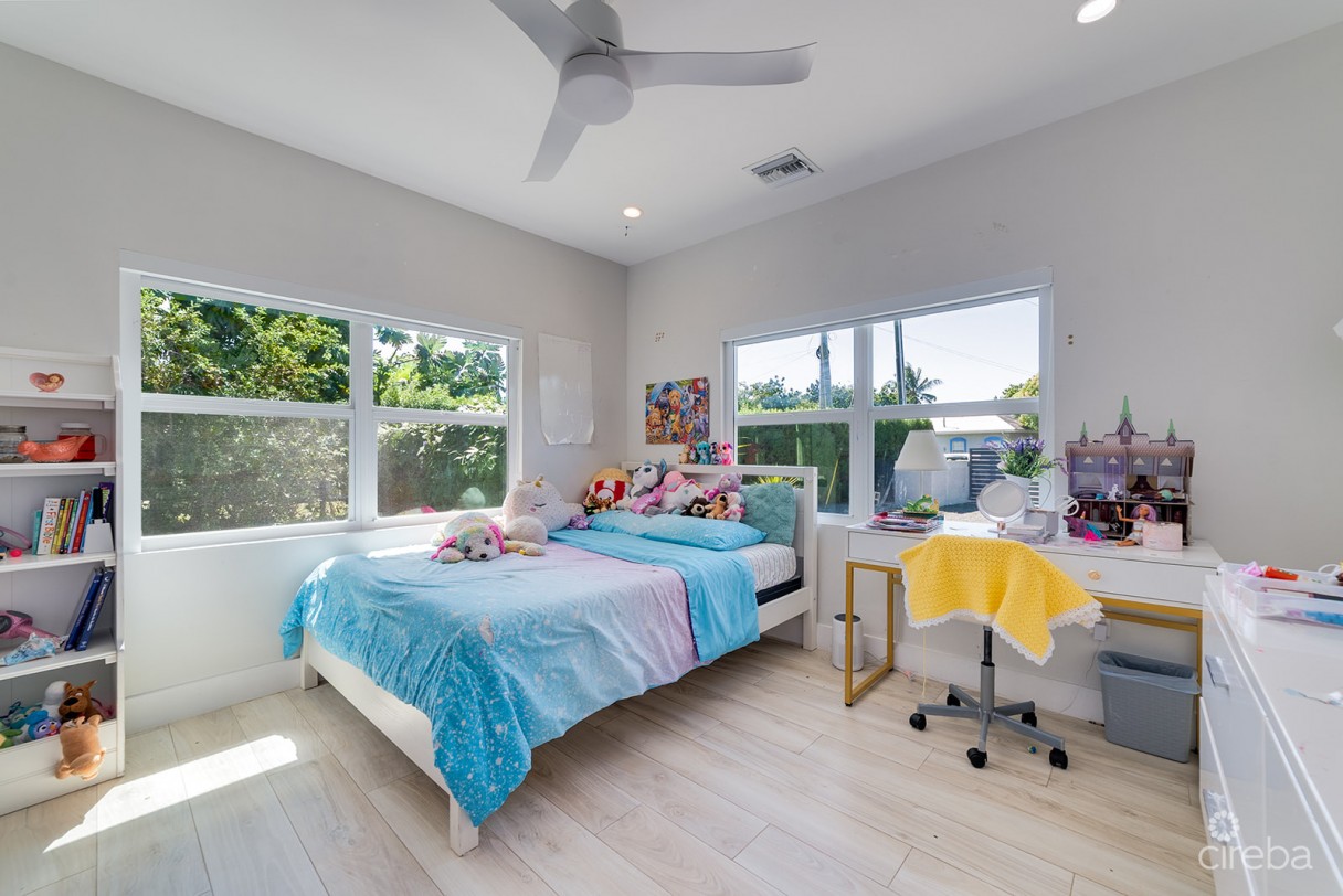 Elevated, 6-bedroom  Single Family Home On A Massive Parcel - Image 12