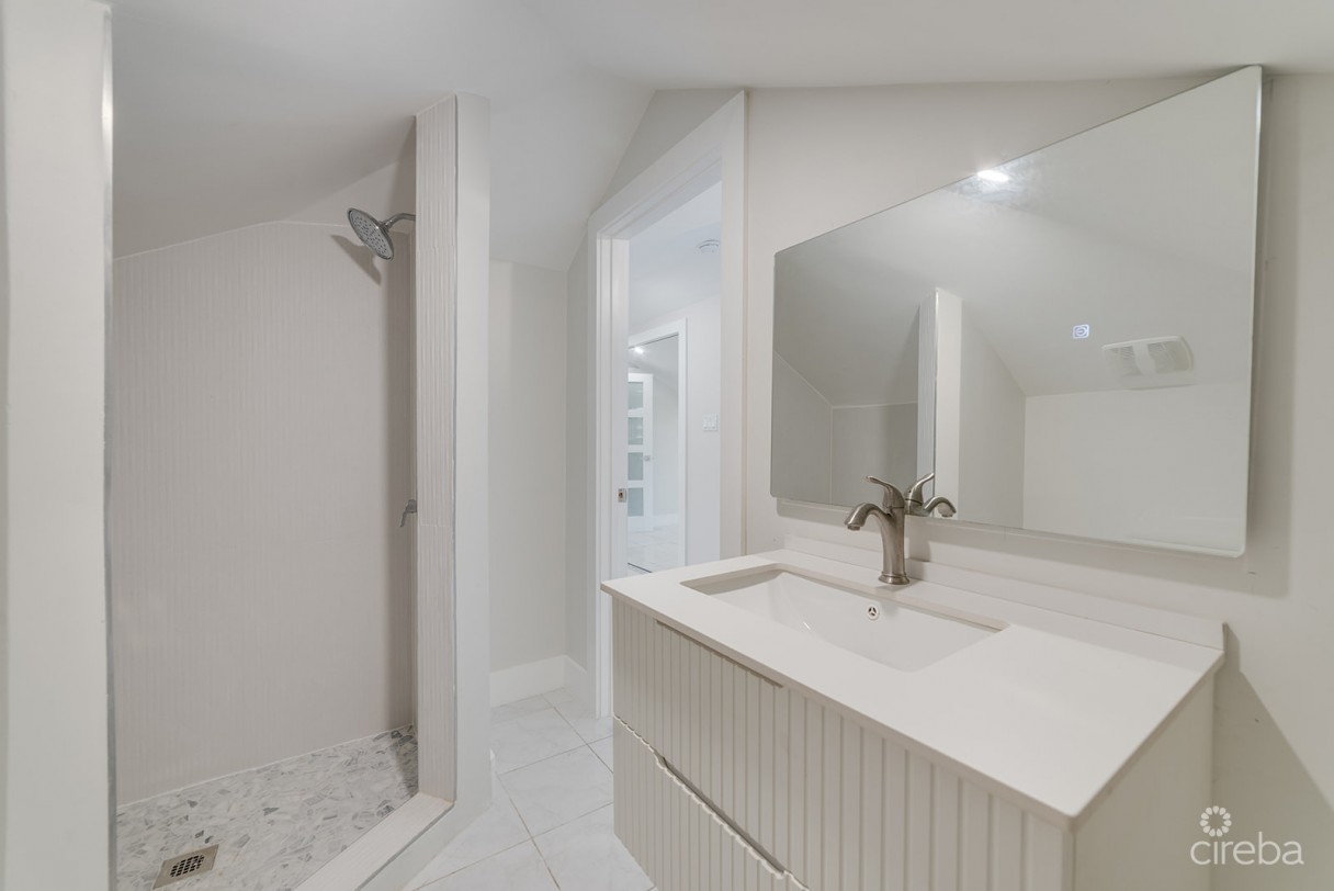 Elevated, 6-bedroom  Single Family Home On A Massive Parcel - Image 15