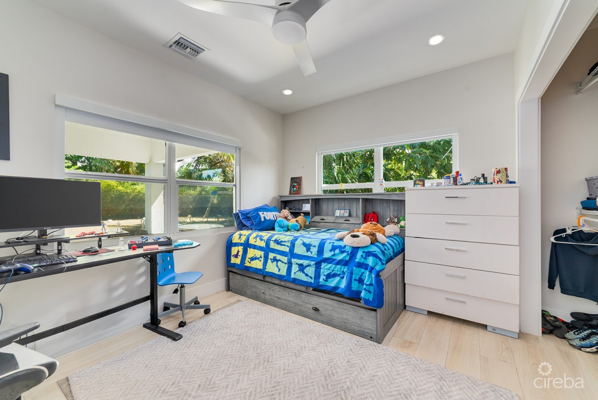 Elevated, 6-bedroom  Single Family Home On A Massive Parcel - Image 16