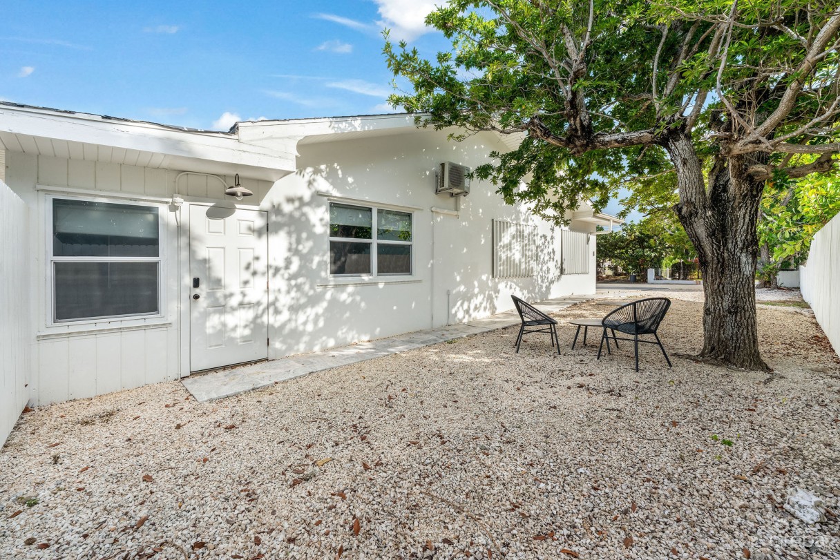 Snug Harbour Designer Renovated 4 Bedroom Home - Image 18