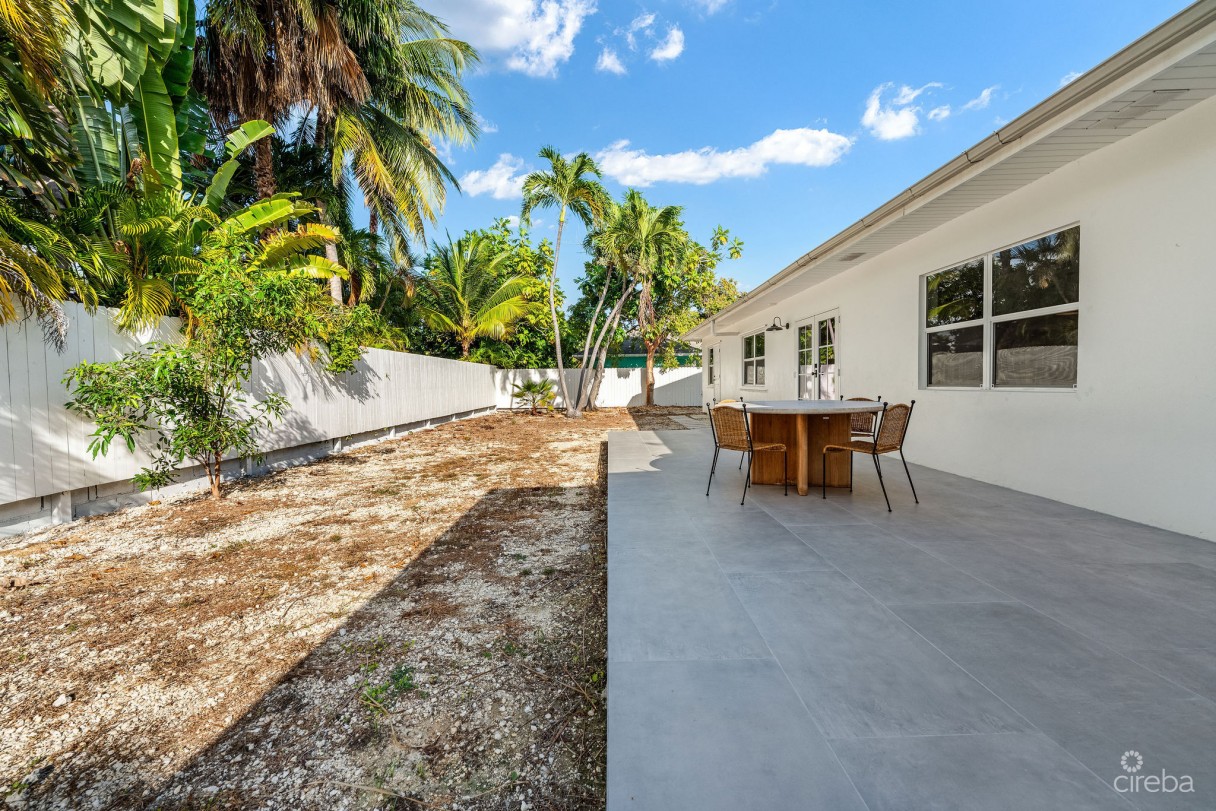 Snug Harbour Designer Renovated 4 Bedroom Home - Image 17
