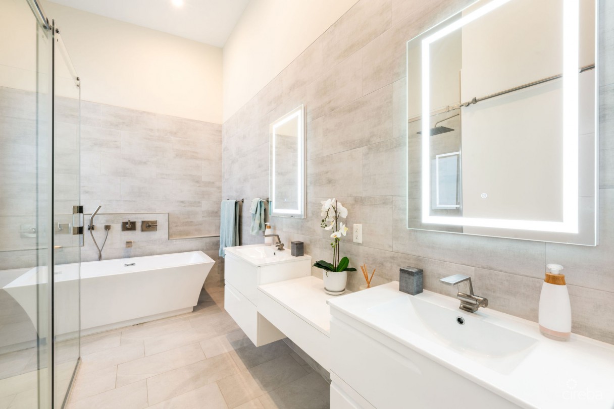 Arvia 3-bedroom Canal Front Unit With Dock - Image 13