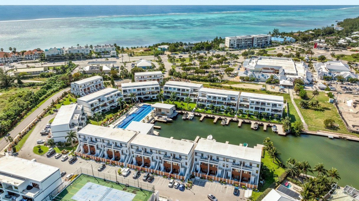 Arvia 3-bedroom Canal Front Unit With Dock - Image 1