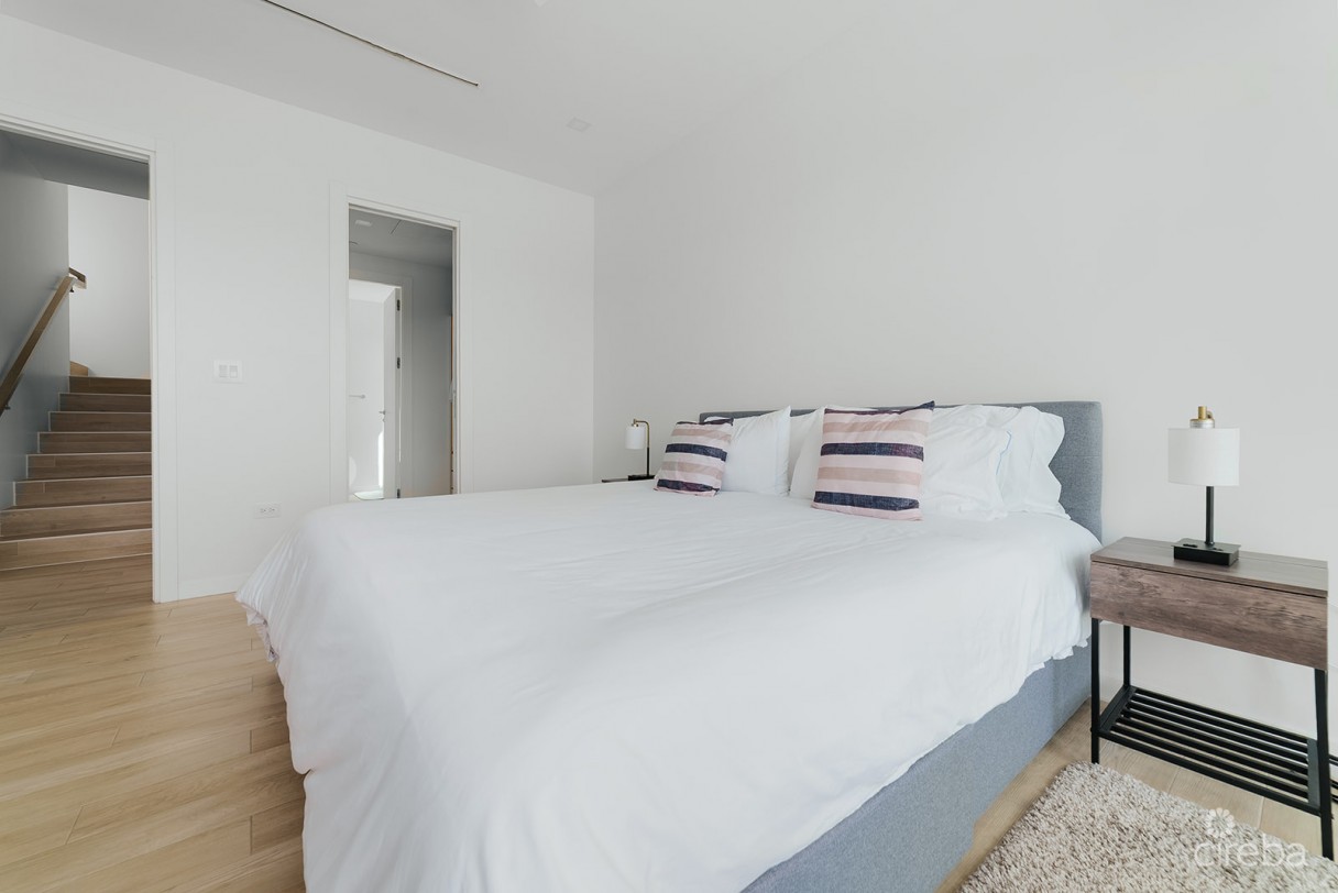 One Canal Point Penthouse With Covered Roof Terrace - Image 12