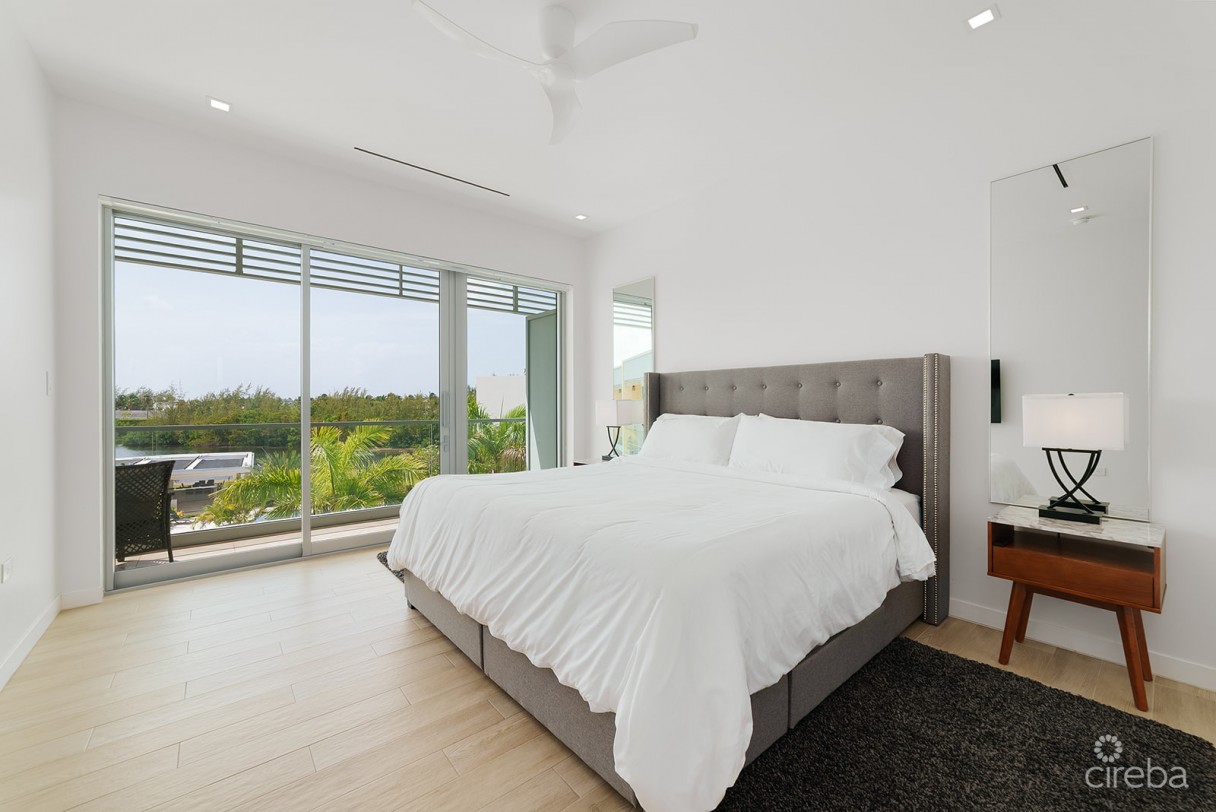 One Canal Point Penthouse With Covered Roof Terrace - Image 15