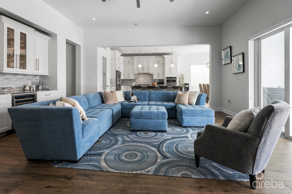 Crystal Harbour Waterfront Home - Image 1