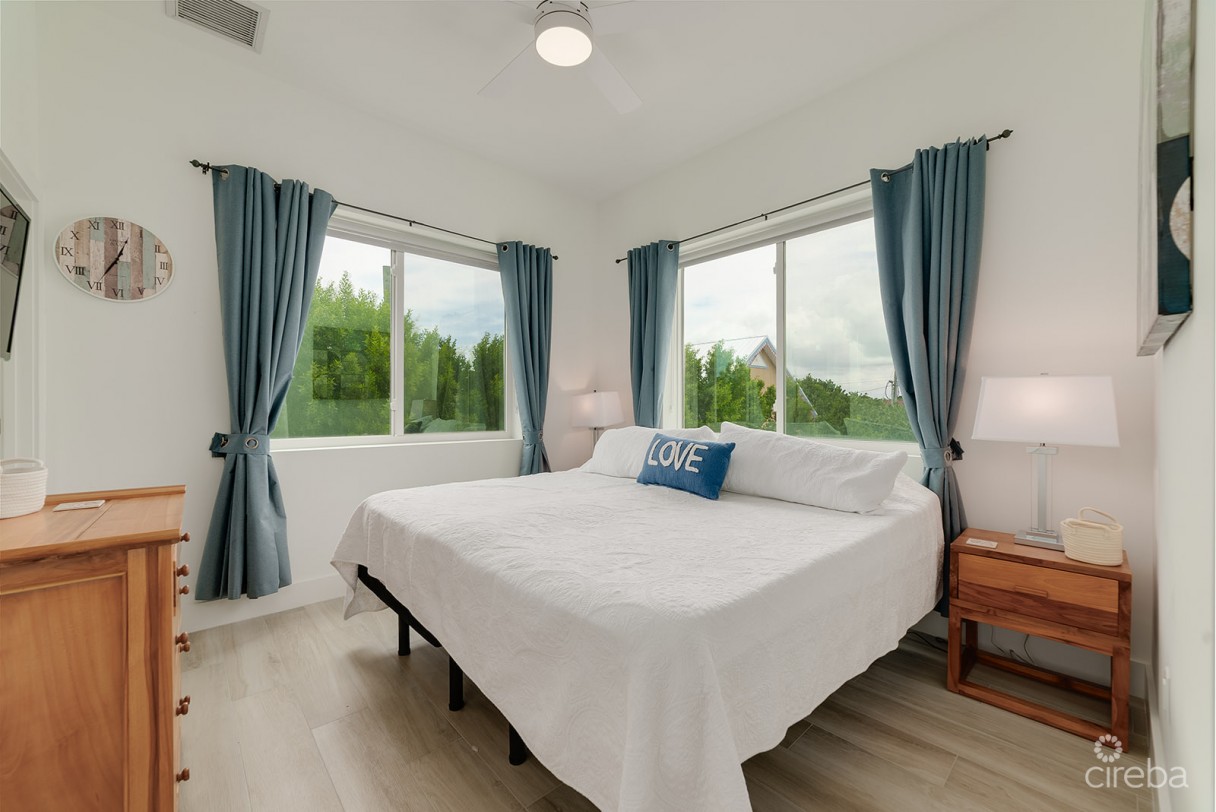 Sunset Point - Beautifully Upgraded 3 Bed With Panoramic Ocean Views - Image 5