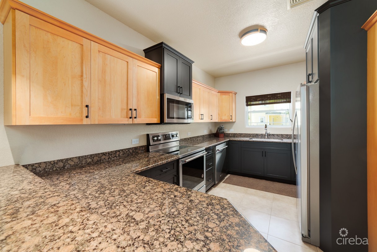 Spacious 3 Bed + Den Townhome At L'ambience - Image 2