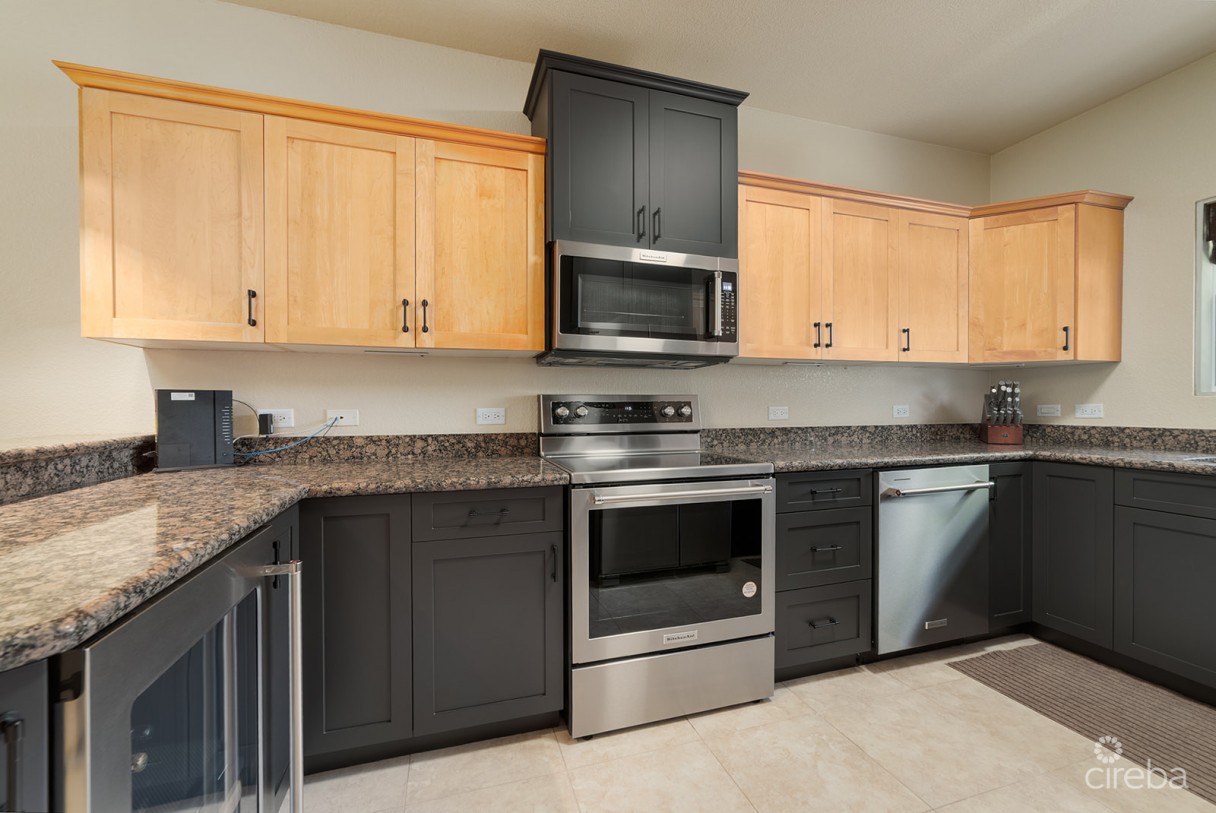 Spacious 3 Bed + Den Townhome At L'ambience - Image 1