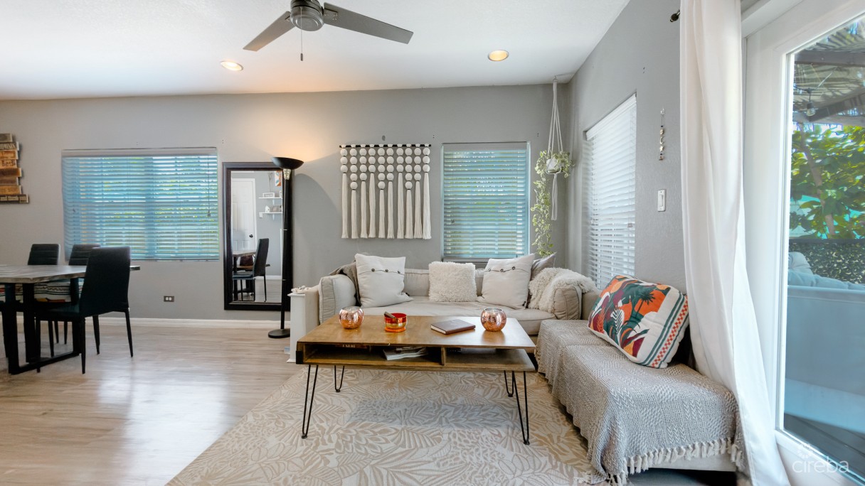 Golden Springs 2 Bed End Townhome - Image 3
