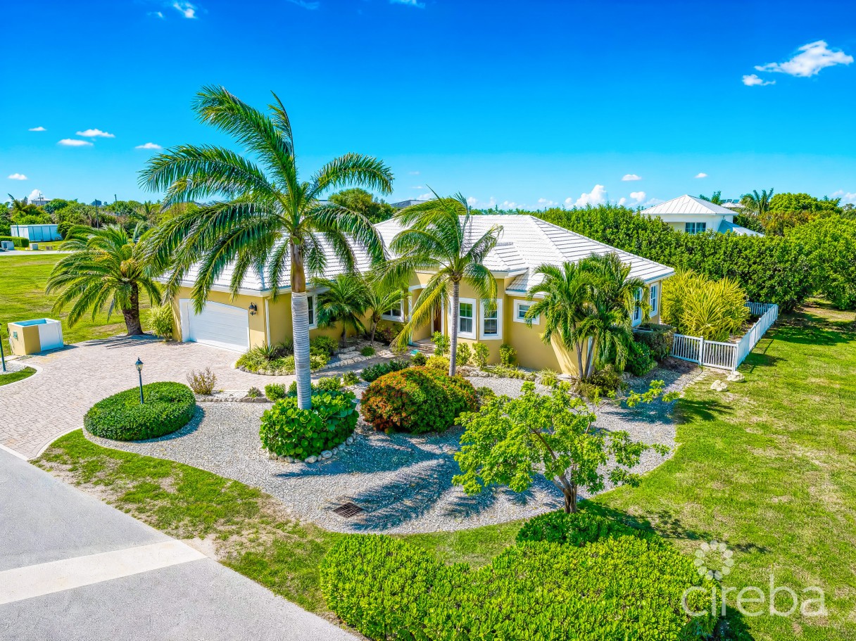 The Shores Family Home  With Swimming Pool - Image 1