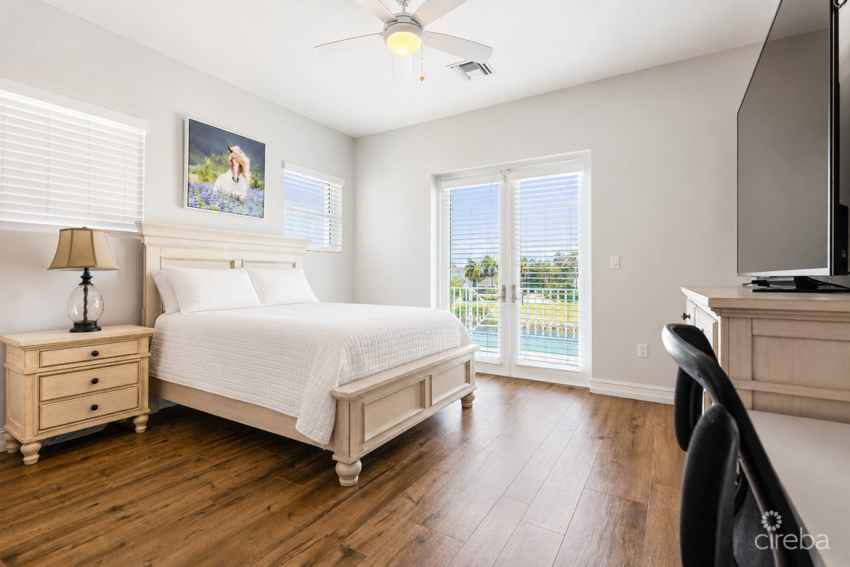 Crystal Harbour Waterfront Home - Image 10