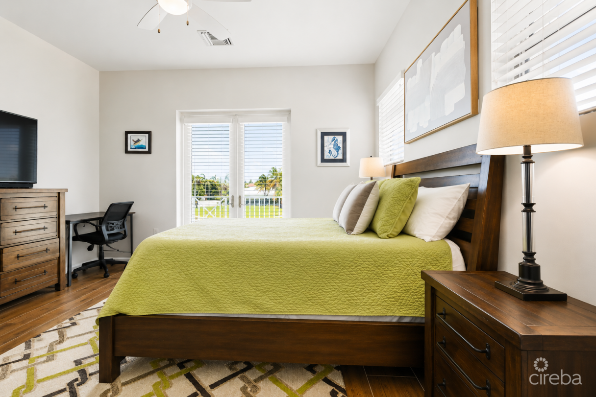 Crystal Harbour Waterfront Home - Image 11