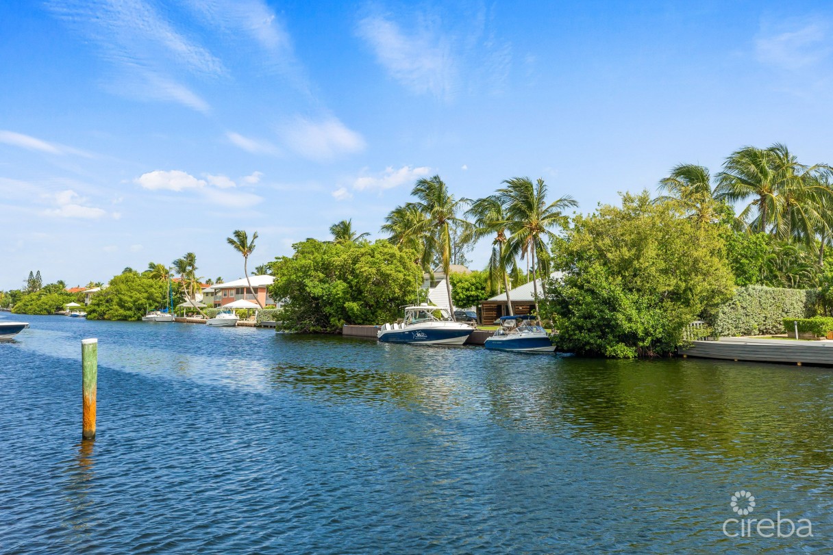 Britannia Kings Court      Canal Front    4 Bed/3  Bath      Plus Boat Dock - Image 7