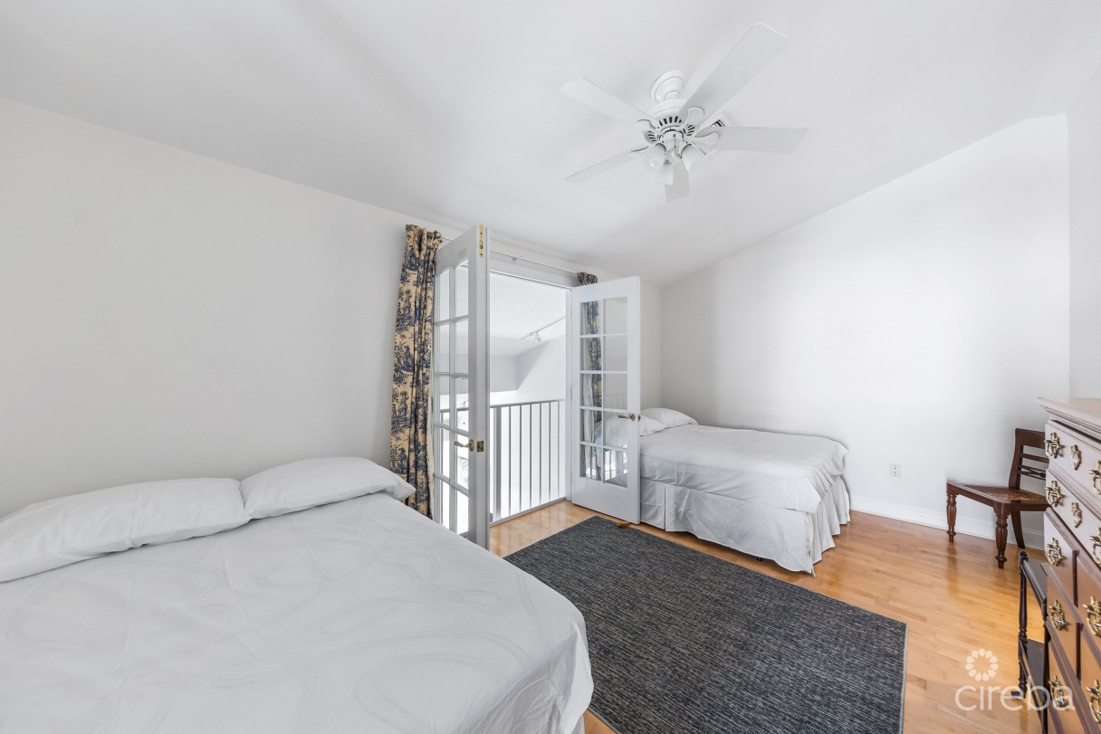 Britannia Kings Court      Canal Front    4 Bed/3  Bath      Plus Boat Dock - Image 8