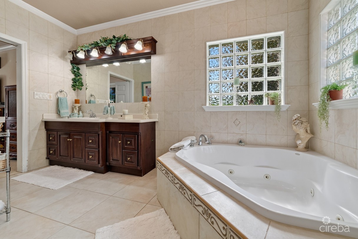 Savannah Newlands Family Home With Pool, Outside Bar & Income-generating Guest Suite - Image 6