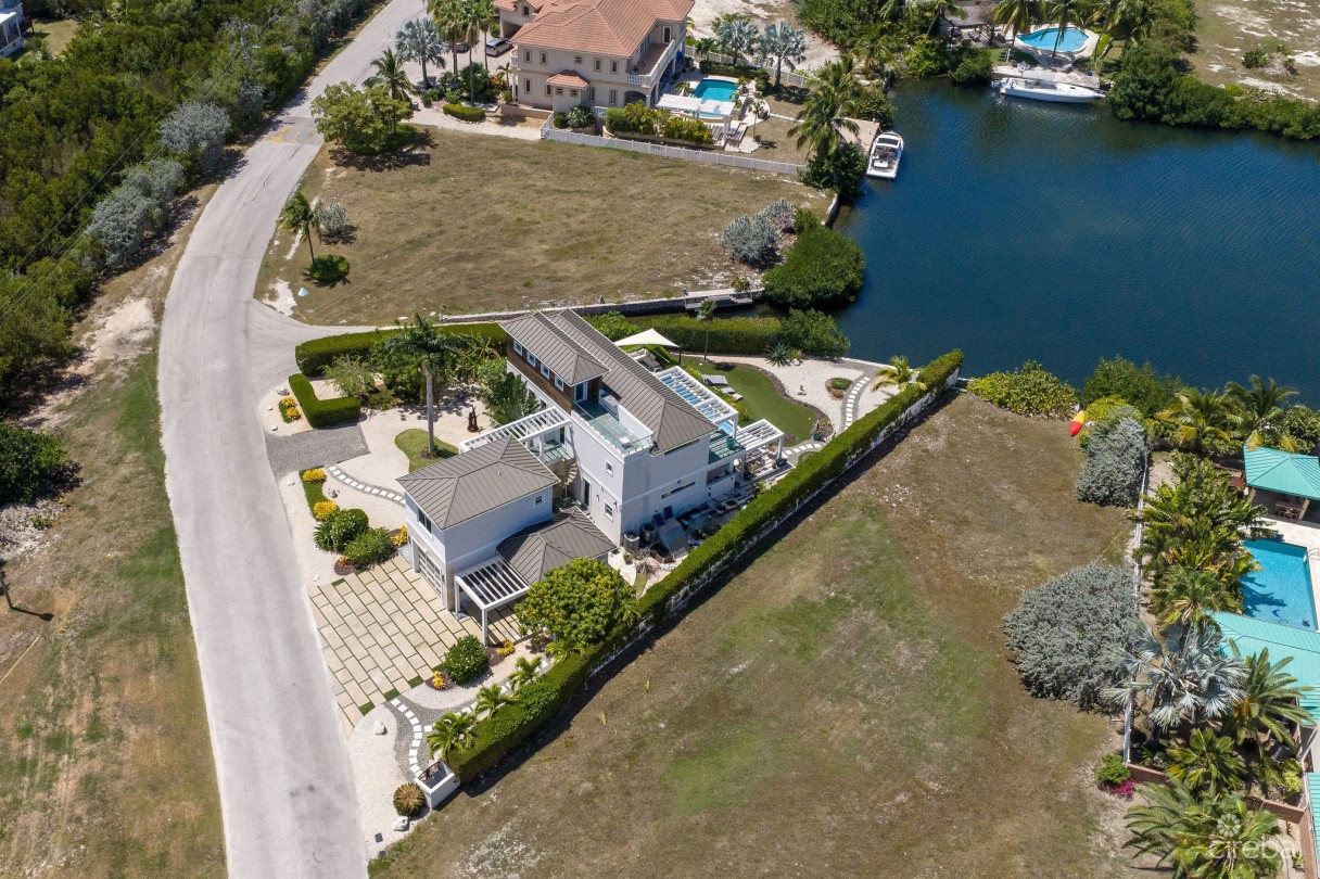 24  Shorewinds Trail, The Shores Family Home - Image 1