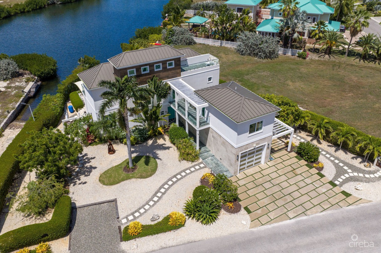 24  Shorewinds Trail, The Shores Family Home - Image 2