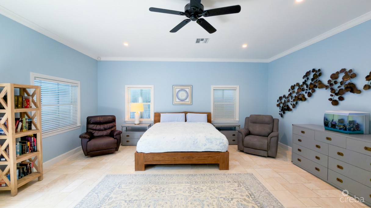 Seven Mile Beach Corridor Family Home - Image 15