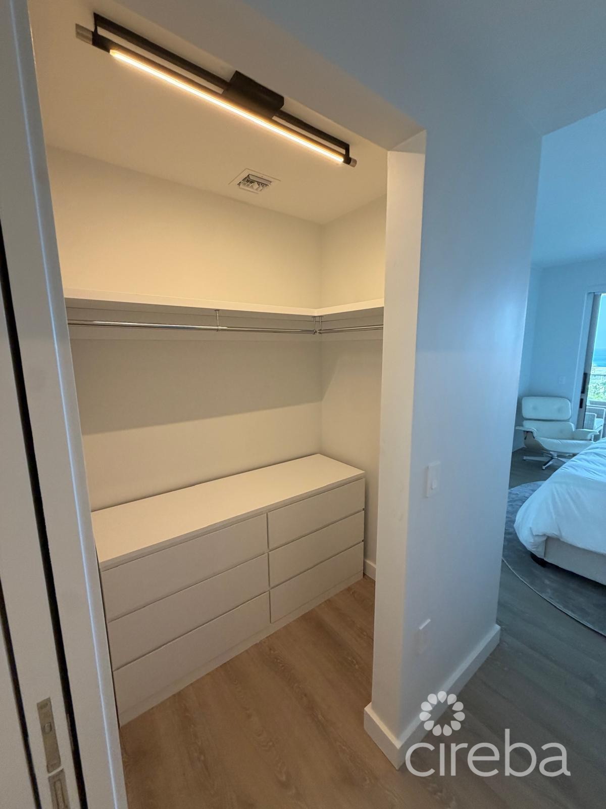 One Gt Designer Furnished, Deeded Parking - Image 10