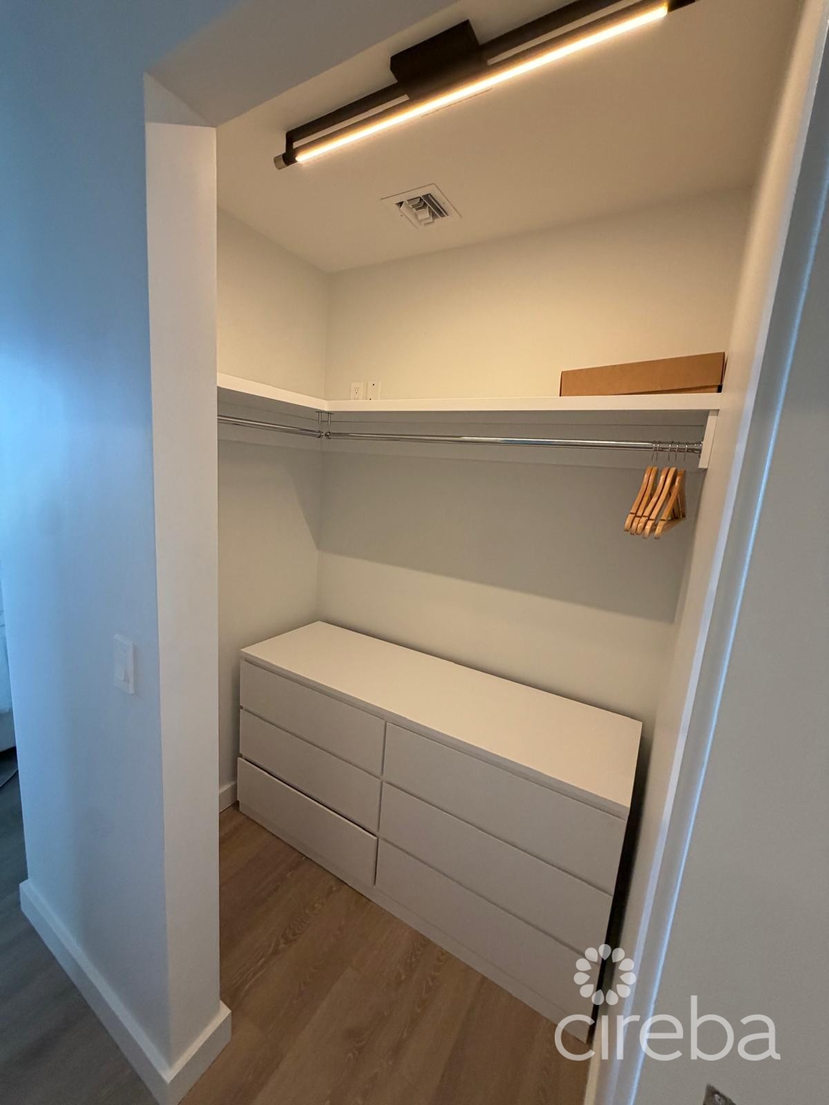 One Gt Designer Furnished, Deeded Parking - Image 11