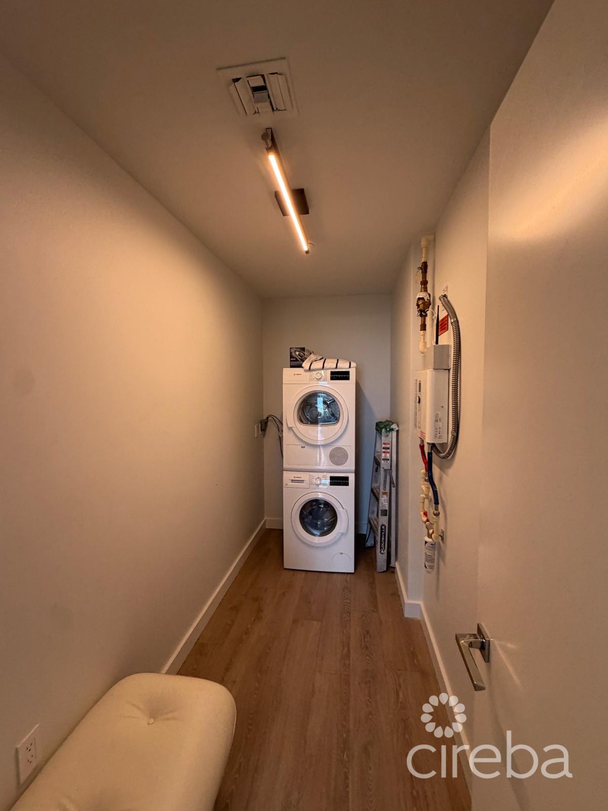 One Gt Designer Furnished, Deeded Parking - Image 18