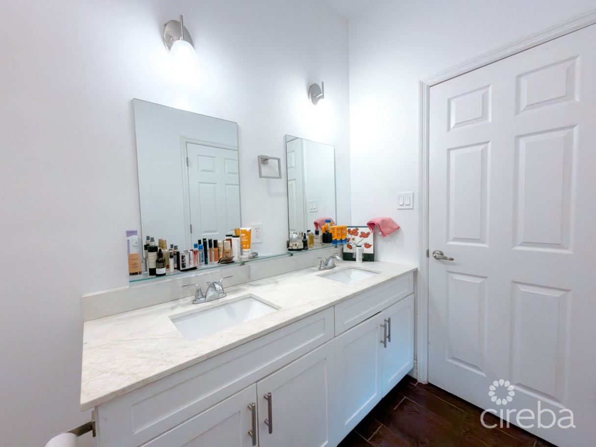 Emerald Isle 2 Bedroom Townhouse - Image 5