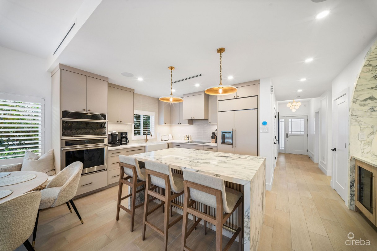 Avalon 9, Exquisite Beachfront Condo - Image 5