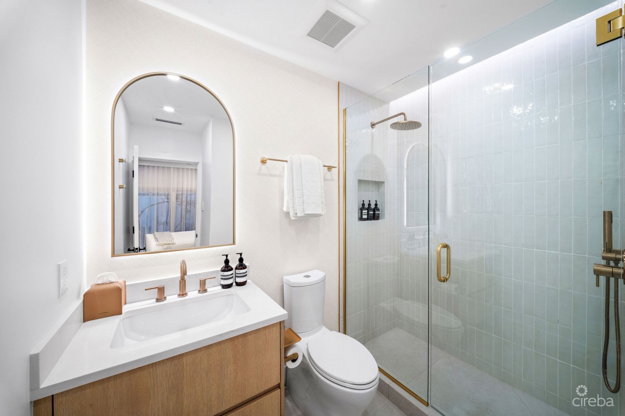 Avalon 9, Exquisite Beachfront Condo - Image 13
