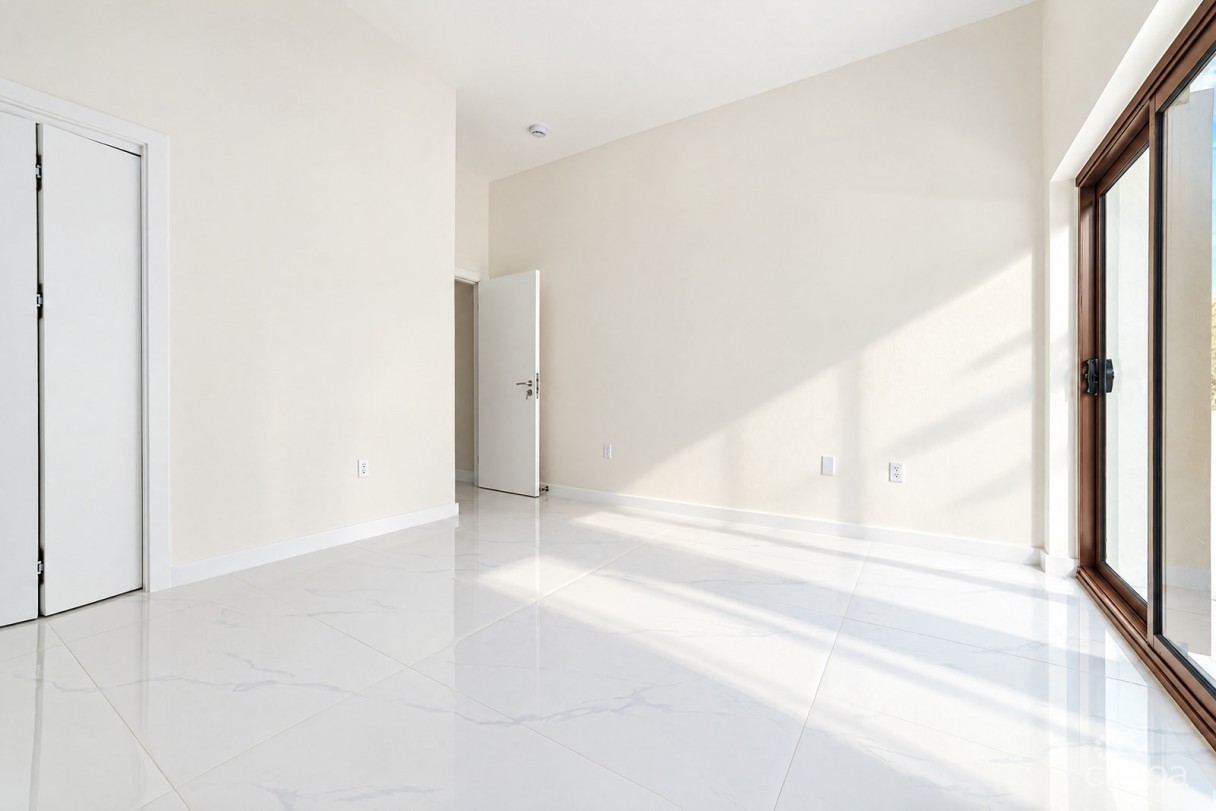 North Palm Heights - End Unit #7 - Image 4