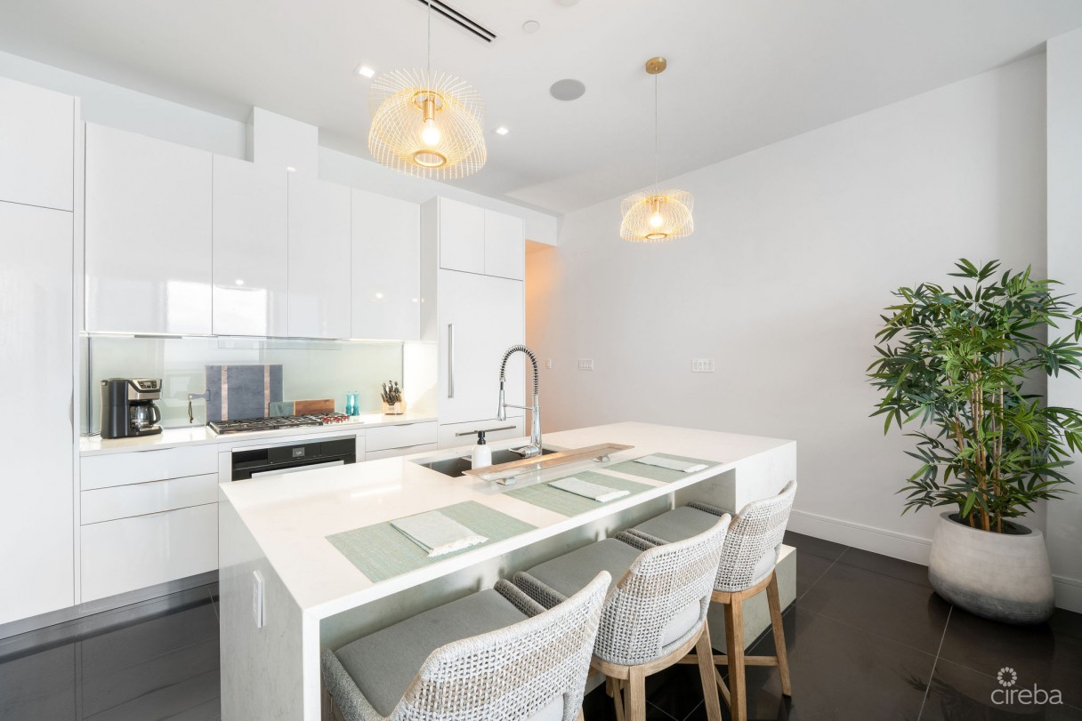 Fin 27, Oceanfront Condo - Image 3